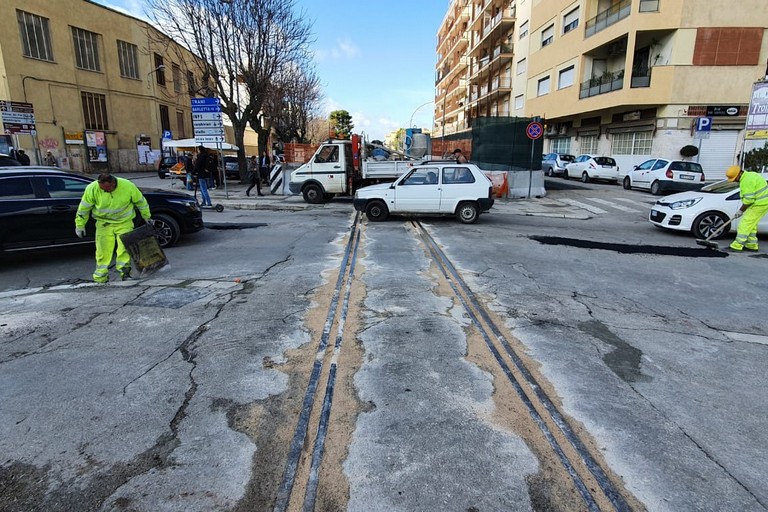 rimossi all'alba i cordoli del passaggio a livello di via Martiri di Cefalonia