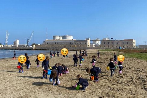 Scuola albero azzurro - attività di clean up del spiaggia