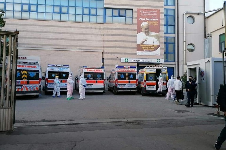 ambulanze in attesa al pronto soccorso del Bonomo di Andria