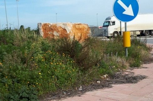 grossi massi alle rotatorie della provinciale Andria Trani