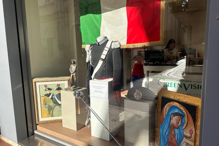 quadri e insegne dei Carabinieri in vetrina su via Regina Margherita