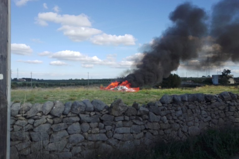 incendio appiccato in contrada Arnieci su terreno sottoposto a sequestro