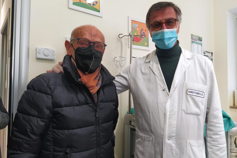 Dottor Matera e primo vaccinato over 80 nella Bat