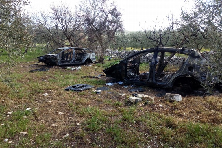 Auto incendiate e cannibalizzate