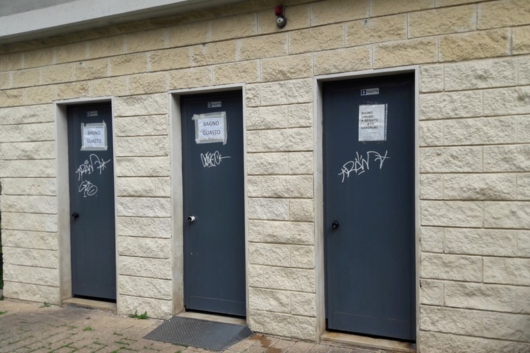 Bagni chiusi al Monumento ai Caduti