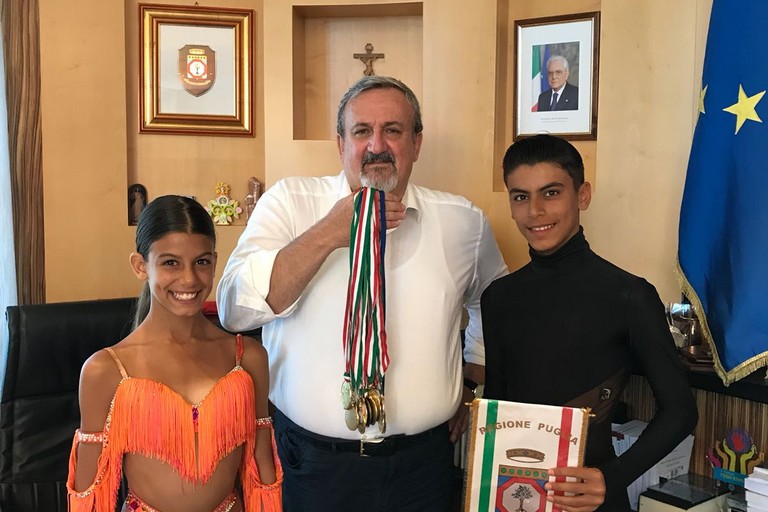 i fratelli Ilaria e Giovanni Tesse con il Presidente Emiliano