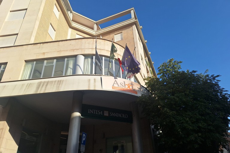 Tricolore logoro e strappato: "Quel cencio non è la mia bandiera"