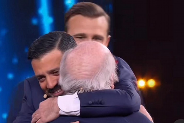 Lino Banfi abbracciato a Pio ed Amedeo