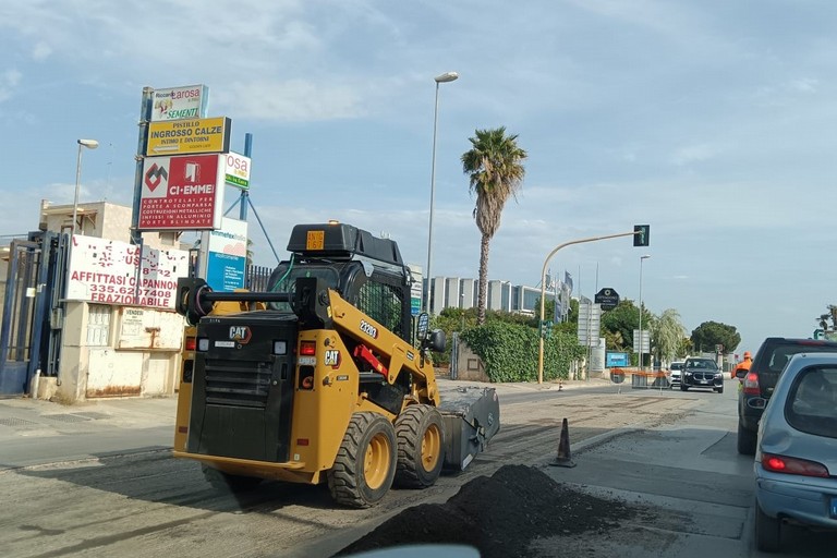 Lavori di bitumazione su via Barletta