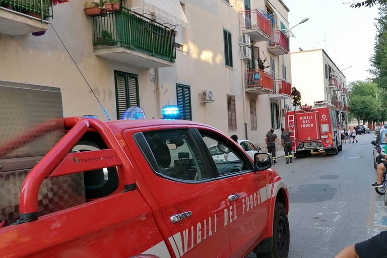 Piovono calcinacci da due balconi di via Bruno Buozzi