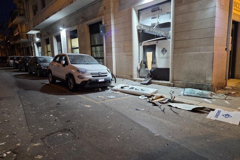 Esplosione alla BCC di Andria in viale Don Sturzo: malviventi portano via il bancomat