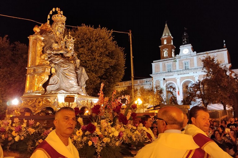 Processione della statua della Madonna dei Miracoli. <span>Foto Michele Guida</span>