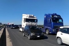 Protesta autotrasportatori: rallentamenti sulla strada tangenziale ad Andria
