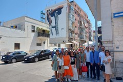 Inaugurato il murales “Umani in cima” del CPIA Bat "Gino Strada": celebra l’accoglienza e il legame con il mare
