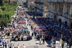 Cammino delle confraternite: un fiume colorato di fede e tradizione invade Bisceglie