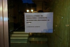 Consultorio di Andria: protesta dei residenti, staccati i fili del citofono