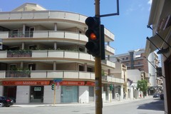 Semafori non funzionanti nel grande incrocio di via Barletta