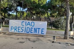 L’Associazione Maratoneti Andriesi dedica uno striscione a Domenico Lorusso: «Ciao Presidente»