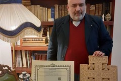 Il restauratore andriese Giuseppe Marzano realizza una nuova croce come simbolo di pace