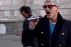 Savio Vurchio canta in Piazza del Duomo e affascina il pubblico milanese