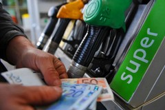 Caro benzina: il 2023 si apre con la fine dello sconto di 18 centesimi