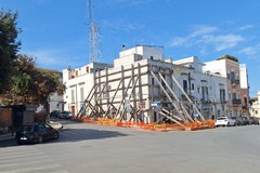 Piazza Municipio ostaggio dei ponteggi: l’appello per sbloccare l’infinito contenzioso e restituire decoro al centro di Andria