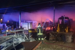 Incendio in un'autorimessa sulla provinciale per Bisceglie: ingenti i danni