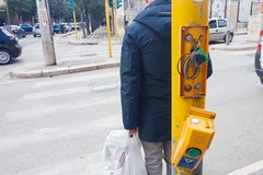 Inciviltà urbana: vandalizzato semaforo pedonale di via Firenze