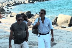 Francesco Giorgino si gode le vacanze a Trani: pomeriggio in compagnia sulla scogliera