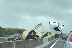 Mezzo pesante si ribalta sull’A14: tratto chiuso tra Canosa e Andria