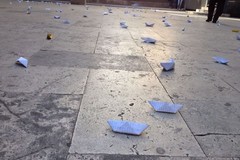 In memoria dei migranti, 700 barchette di carta in Piazza Catuma