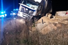 Sfonda le barriere della deviazione sull'Andria Canosa di Puglia: Tir fuoristrada illeso il conducente