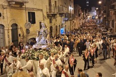 Folla di fedeli alla processione notturna per il trasferimento del simulacro della Madonna dei Miracoli