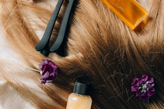 Caduta dei capelli: cause stagionali e soluzioni efficaci con fiale e shampoo anticaduta