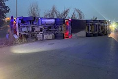 Camion frigo si ribalta sull'Andria Corato: ferito il conducente in codice rosso al Bonomo