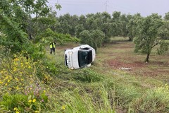 Tangenziale: Fiat 500 finisce fuori strada, ferita la conducente