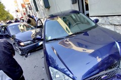 Incidente in via Bruno Buozzi: BMW finisce contro 4 auto in sosta, due i feriti