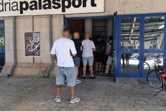 Andria, lunghe file al Palasport per il ritiro delle buste per la raccolta differenziata