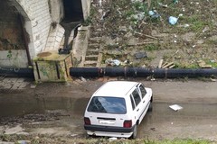 Auto rubata abbandonata nel canalone ad Andria. Le FOTO