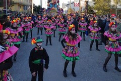 Andria si tinge di colori e speranza: la sfilata di Carnevale "Costruttori di Pace" invade la città 