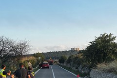 Automezzo prende fuoco sulla strada che porta a Castel del Monte: sul posto Vigili del fuoco e Polizia Locale