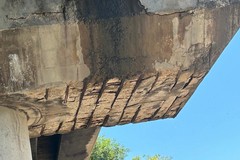 Cemento sgretolato e ferri in vista: timori sulla tenuta del ponte che sovrasta la ex sp231
