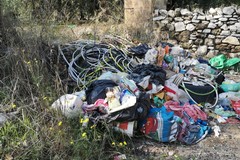 Via Macchie di Rose, una strada impraticabile occupata da rifiuti di ogni genere