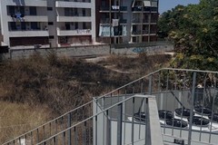 A fuoco erba secca ed arbusti nei pressi della RSA di via Carpaccio
