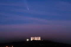 La chioma della "cometa del secolo" brilla su Castel del Monte