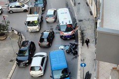 Incidente su viale Venezia Giulia: scontro tra moto e furgone