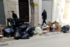 Cumuli di rifiuti assediano corso Cavour: "E' indegno che questo accada nel salotto buono di Andria"