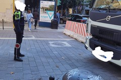 Viale Crispi, mezzo pesante della raccolta rifiuti tenta di entrare nella zona pedonale recentemente rinnovata