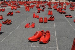 Mille scarpette rosse per l'installazione di "Zapatos Rojos"