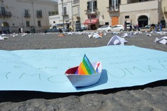 Oltre 700 barchette in Piazza per non dimenticare i migranti